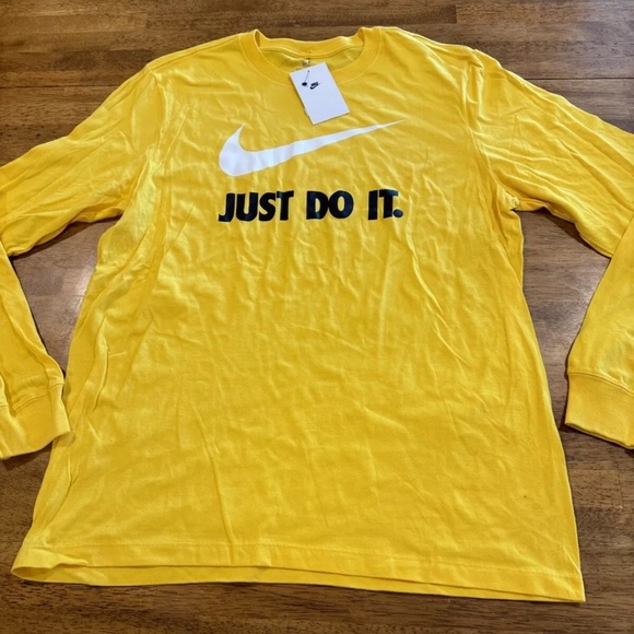 Nike Mens Just Do It Swoosh LS T-shirt Large FD6652 728 Yellow New With Tags - Picture 1 of 7